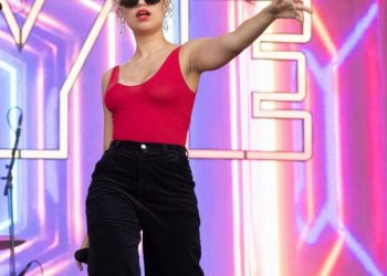 RAYE’s tears of joy over number one single