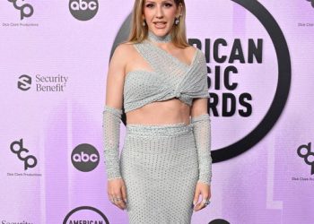 Ellie Goulding delays release of upcoming album