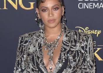 Beyoncé performs with daughter Blue Ivy at Dubai concert