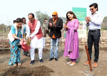 Impromptu music at CM’s plantation event in Bhopal