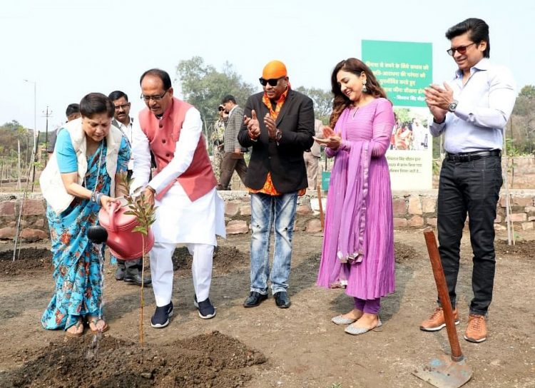 Impromptu music at CM’s plantation event in Bhopal