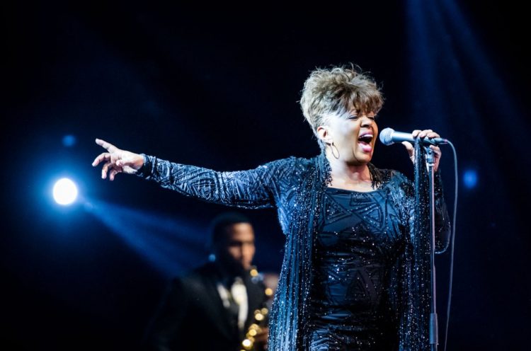 Anita Baker Sings the National Anthem at NFC Championship Game: Watch