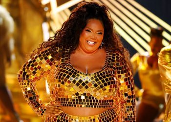 Lizzo Jams Out to SZA While Showing Off Cute Yitty Set