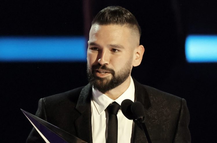 Dan + Shay’s Shay Mooney Shows Off His Impressive Physique in a Shirtless Selfie