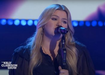 Kelly Clarkson Is ‘Sorta Hopin’ That You‘d Stay’ for This Arctic Monkeys Cover
