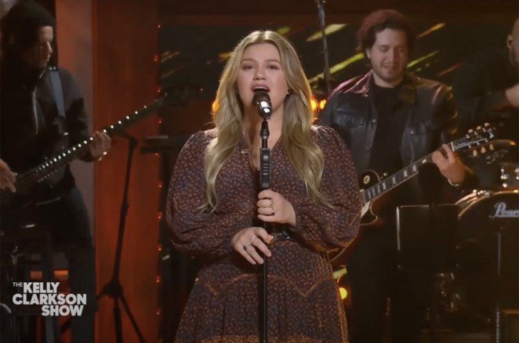 Kelly Clarkson Sounds Sweet as ‘Honey’ on Blake Shelton Cover
