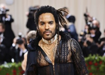 Lenny Kravitz Welcomes 2023 With Cheeky Beach Photo