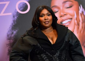 Lizzo Recruits Mom & Siblings to Recreate Adorable TikTok Trends: Watch