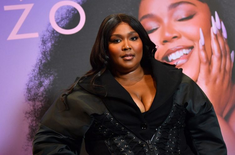 Lizzo Recruits Mom & Siblings to Recreate Adorable TikTok Trends: Watch