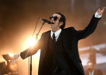 Matty Healy Sucks on a Fan’s Thumb During The 1975 Concert