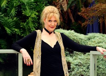 Bonnie Raitt Remembers Renee Geyer: ‘There Was No One Like Her’