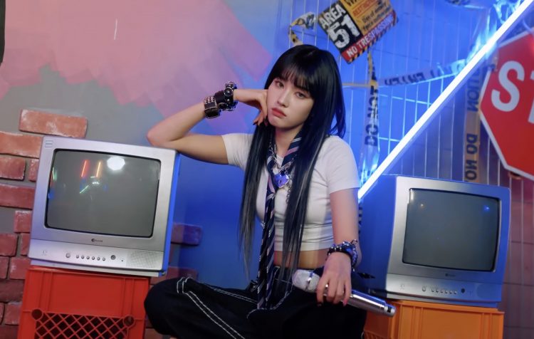 Watch STAYC member Yoon cover Avril Lavigne’s ‘Sk8er Boi’