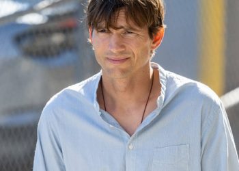 Ashton Kutcher once awkwardly praised Harry Styles’s karaoke skills