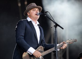 Watch Pete Doherty perform The Pogues’ ‘Dirty Old Town’ in Ukrainian on TV