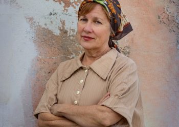 Iris DeMent’s ‘Workin’ on a World’ Is a Stirring Political Statement in Desperate Times