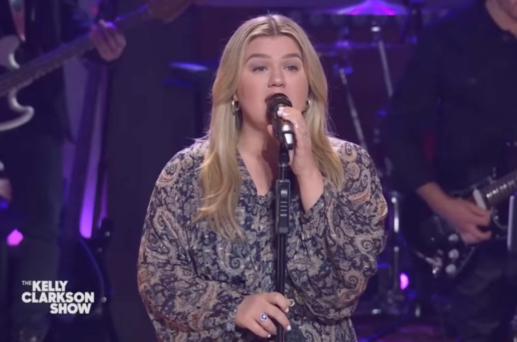 Kelly Clarkson Fades Perfectly Into Mazzy Star Classic for ‘Kellyoke’