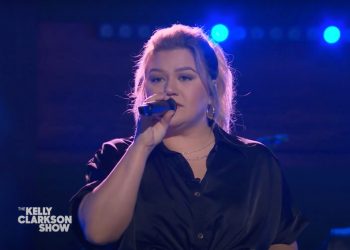 Kelly Clarkson’s Got the ’90s R&B Flow With Mark Morrison Cover: Watch