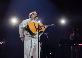 Lewis Capaldi’s Fans Help Finish ‘Someone You Loved’ As He Experiences Tourette’s Mid-Concert