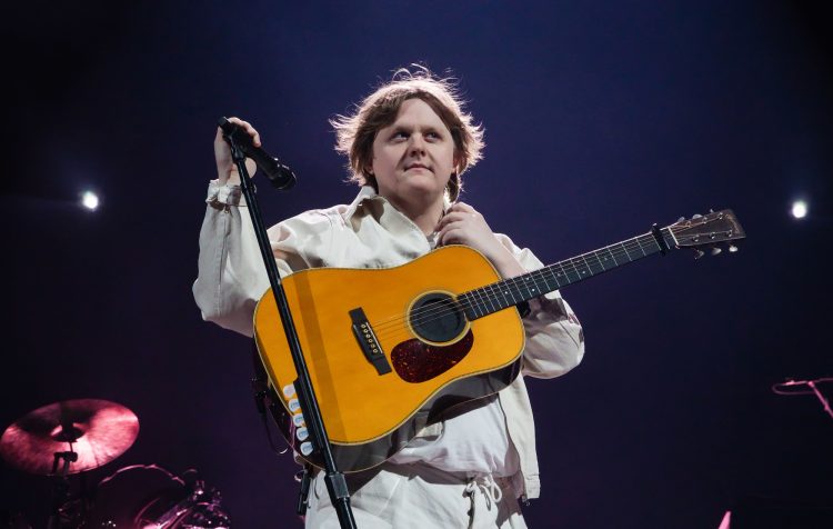 Lewis Capaldi audience take over ‘Someone You Loved’ rendition after he experiences Tourette’s tics