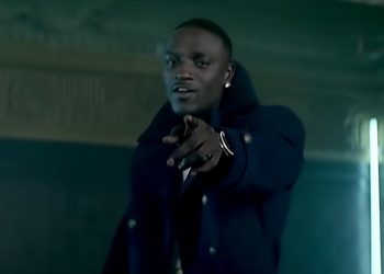 Akon & Eminem’s ‘Smack That’ Video Grinds Into the Billion Views Club on YouTube