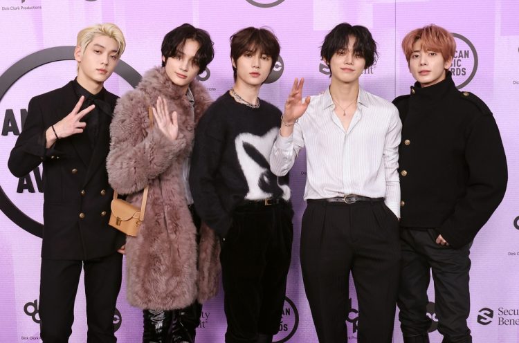 TOMORROW X TOGETHER Perform ‘Sugar Rush Ride’ For a Screaming ‘Late Late Show’ Studio