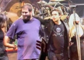 Robbie Williams pulls out same fan at Budapest concert as he did 20 years ago