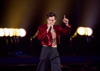 Harry Styles Helps Fan With Marriage Proposal During Singapore Love on Tour Stop