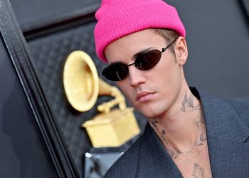 Justin Bieber able to smile again following partial facial paralysis