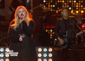 Kelly Clarkson Gives Death Cab for Cutie’s ‘You Are a Tourist’ a Spin for Kellyoke: Watch