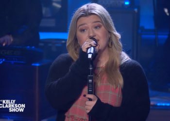 Here’s Why Fans Think Kelly Clarkson Is Calling Out Her Ex in Her Cover of Gayle’s ‘ABCDEFU’