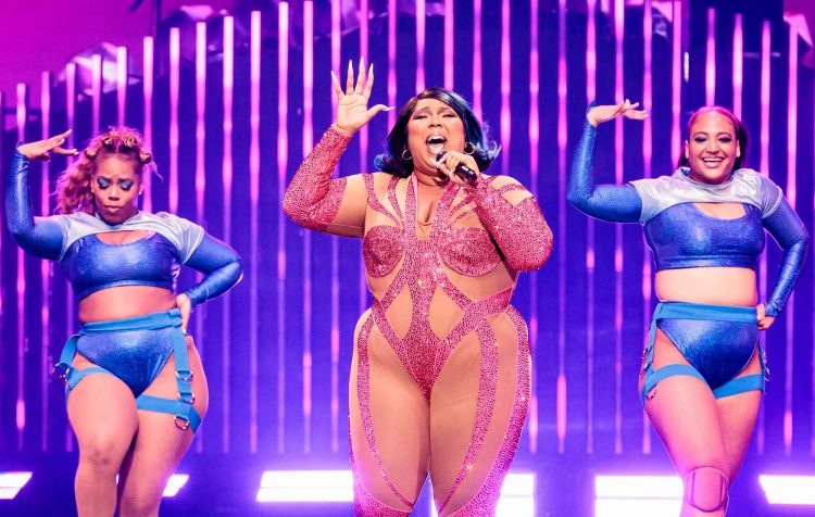 Watch Lizzo help couple get engaged at Glasgow show