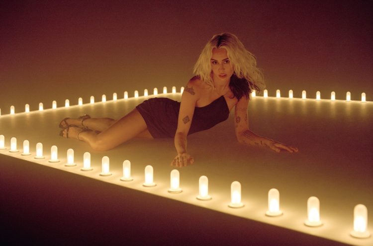 Miley Cyrus Spreads the ‘Love’ After ‘Flowers’ Spends 7th Week at No. 1