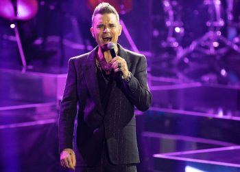 Robbie Williams pulls out same fan at Budapest gig as he did 20 years ago