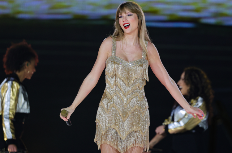 Taylor Swift Shouts Out ‘Generous King’ Lana Del Rey, Plus More Brand-New Moments From Las Vegas Eras Tour Stop