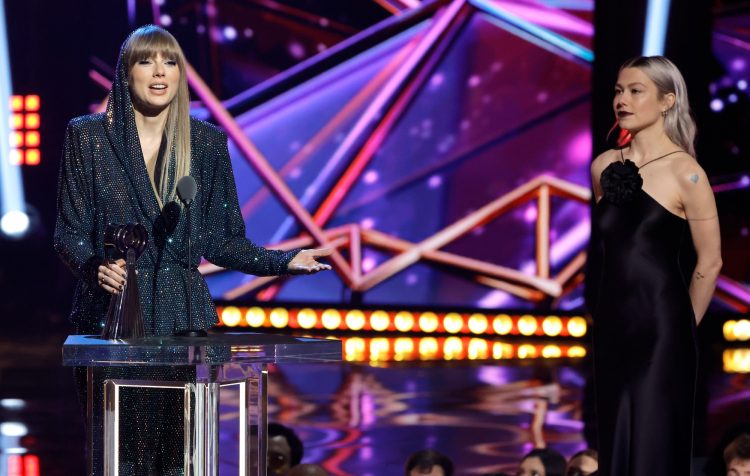 Watch Phoebe Bridgers present Taylor Swift with the 2023 iHeartRadio Innovator award