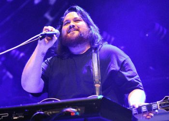 Wolfgang Van Halen destroys “grape” on Twitter who questions his name