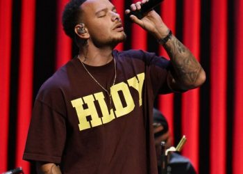 Kane and Katelyn Brown receive CMT video of the year award