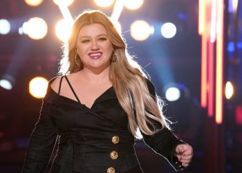 Kelly Clarkson Unfurls Powerful Double Single ‘Mine / Me’: Stream the Songs Now