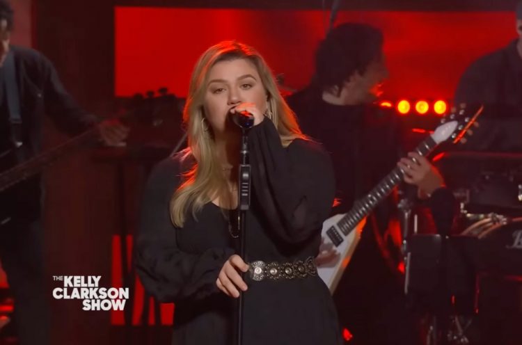 Kelly Clarkson Rocks Out for ‘American Woman’ Cover: Watch