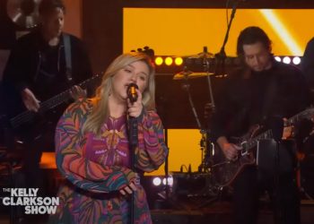 Kelly Clarkson Takes Van Morrison’s ‘Brown Eyed Girl’ for a Spin in Kellyoke Cover
