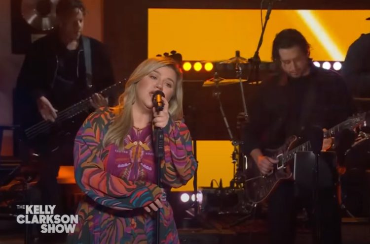 Kelly Clarkson Takes Van Morrison’s ‘Brown Eyed Girl’ for a Spin in Kellyoke Cover