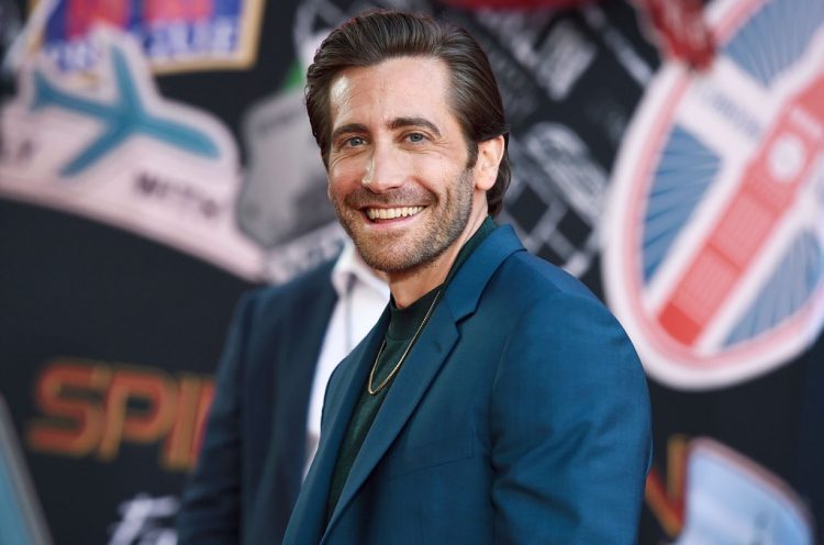 Jake Gyllenhaal & Kelly Clarkson Duet on ‘Mr. Brightside’ in Hilarious Game of ‘Sing That Name That Tune’