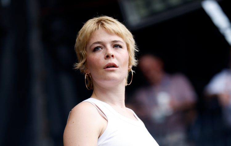 Maggie Rogers to sell tickets in-person at box offices for new 2023 US tour: “We’re going analog”