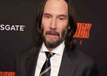 Keanu Reeves performs with Dogstar band for first time in more than 20 years