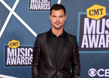 Taylor Lautner Jokes He’s ‘Praying for John’ Over ‘Speak Now (Taylor’s Version)’ Release