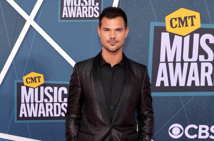 Taylor Lautner Jokes He’s ‘Praying for John’ Over ‘Speak Now (Taylor’s Version)’ Release