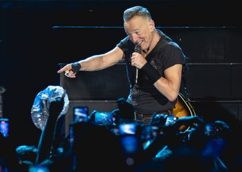 Bruce Springsteen goes to Irish pub, sings along with punters