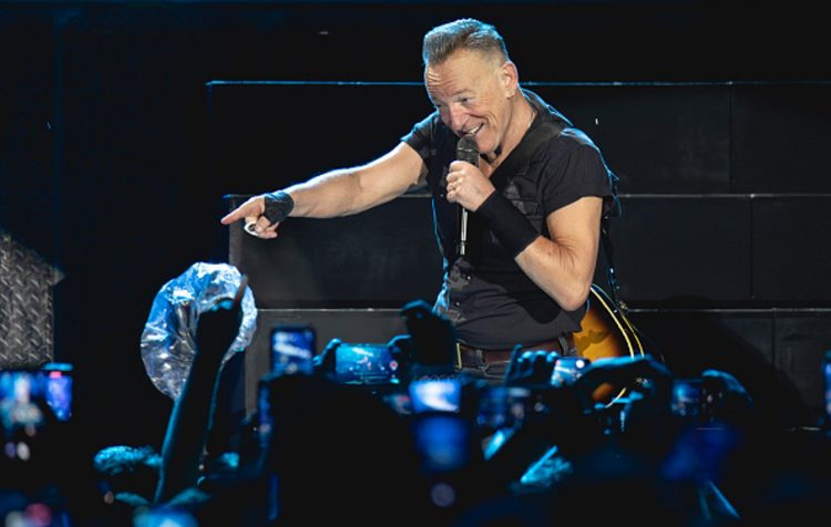 Bruce Springsteen goes to Irish pub, sings along with punters