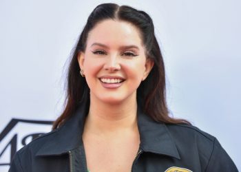 Lana Del Rey Asked the Audience to Help Find Her Vape: Watch