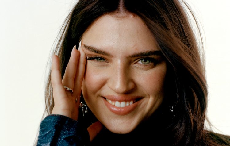 Mae Muller announces debut album ‘Sorry I’m Late’